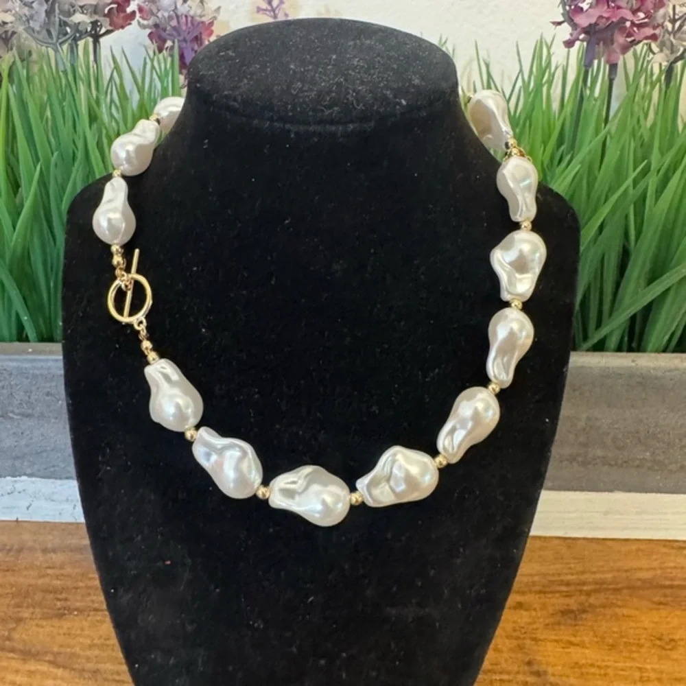 Elegant Gold and White Pearl Necklace